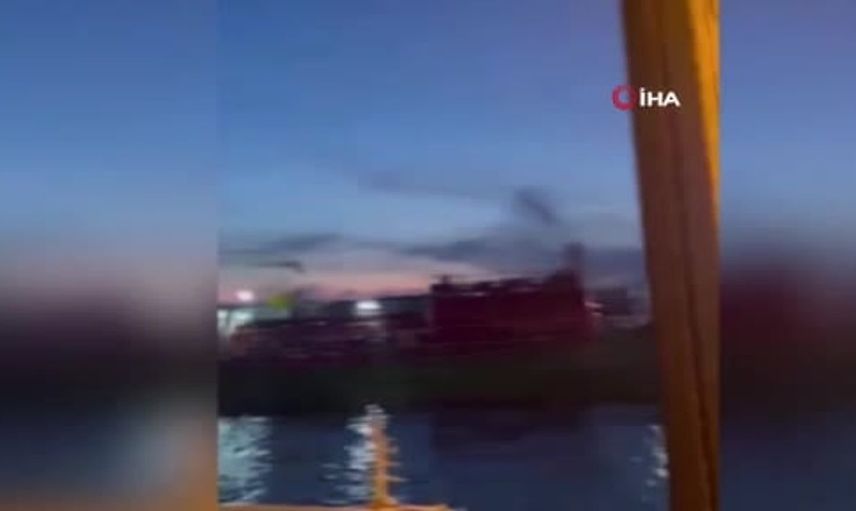 İstanbul Boğazı'nda tankerin kıyıya sürüklenmesi anbean kaydedildi