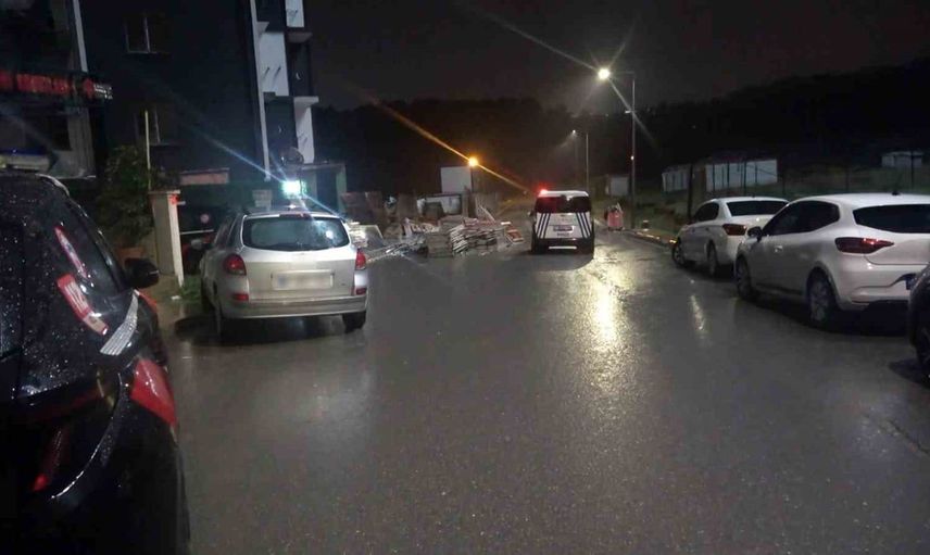 Pendik'te inşaat çalışması sonrası toprak kayması yaşandı