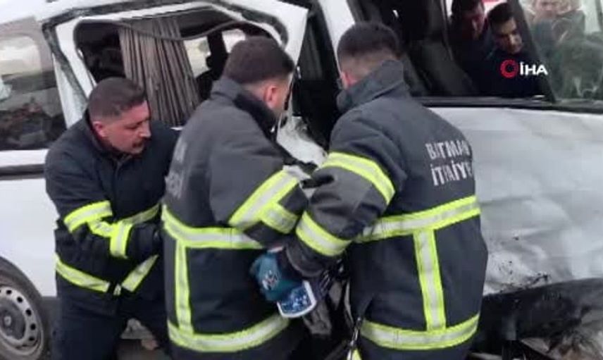 Batman'da iki minibüs çarpıştı, 9 kişi yaralandı