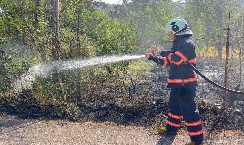 Çankırı'da bahçedeki örtü yangını eve sıçramadan söndürüldü