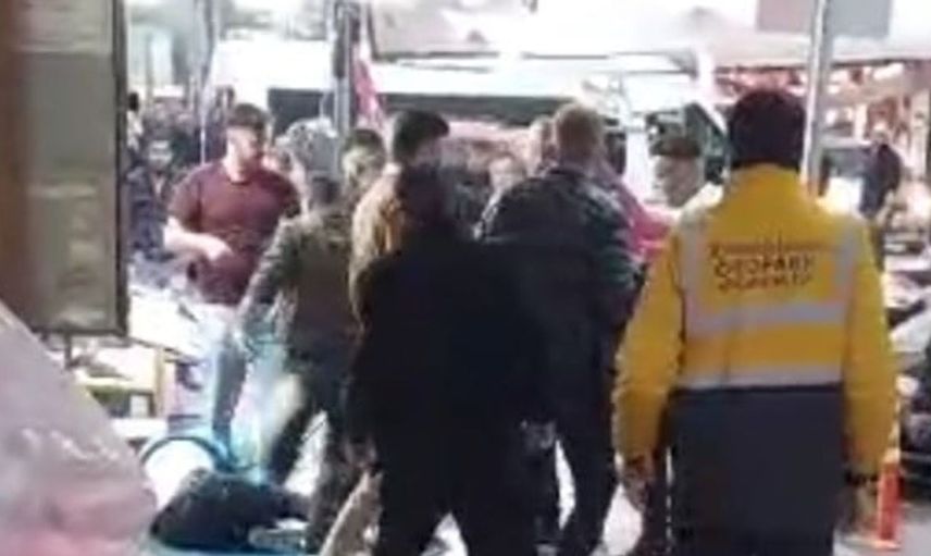 Gündüz vakti kentin merkezinde sopalı saldırı: 1 kişi ağır yaralandı