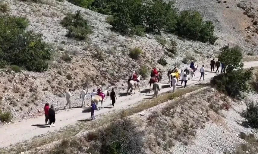 Erzincan'da geleneksel atlı düğün alayı, kültürü yaşatmaya devam ediyor