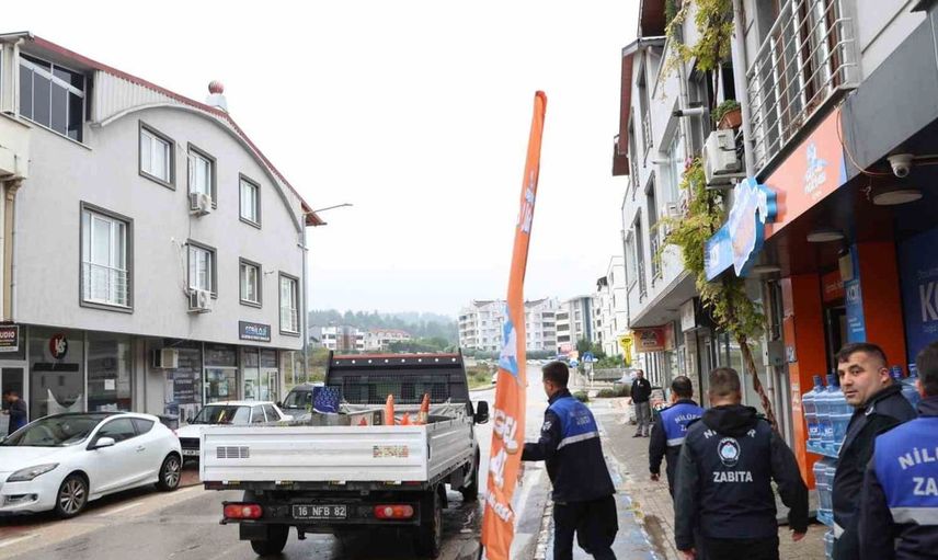 Nilüfer'de engelli yolları temizlendi: Tabelalar ve dubalar kaldırıldı