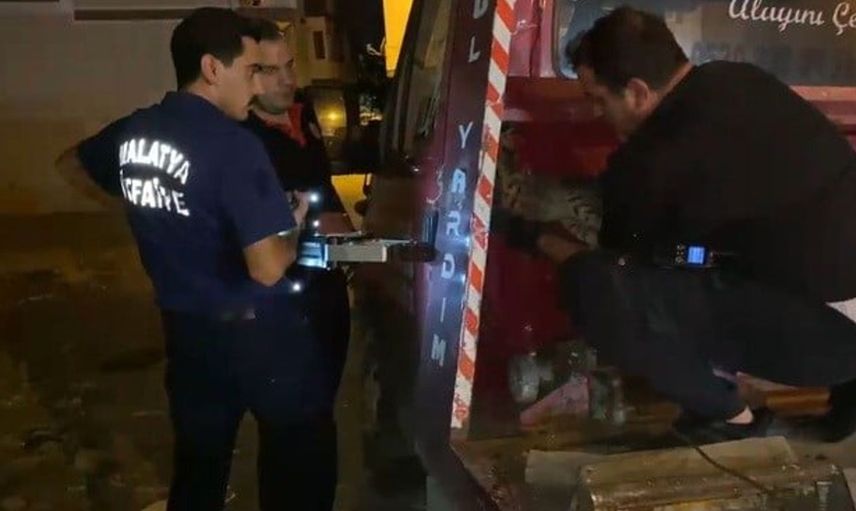 Malatya'da çekicinin kasasında sıkışan kedi itfaiye ekipleri tarafından kurtarıldı