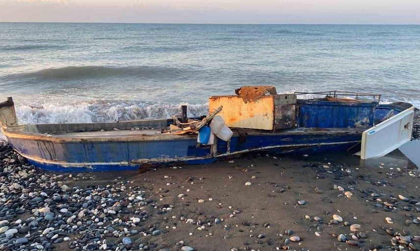 Caretta caretta yuvalama alanında batık tekne tespit edildi