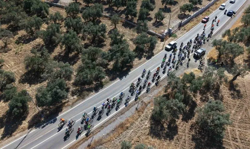 Gömeç'te bisikletçiler kazada kaybettikleri arkadaşlarını anarak trafikte güvenlik çağrısı yaptı