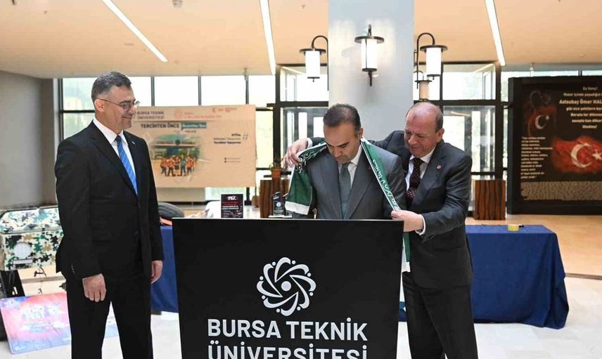 BTSO Başkanı Matlı, Bakan Kacır’a Bursaspor atkısı hediye etti