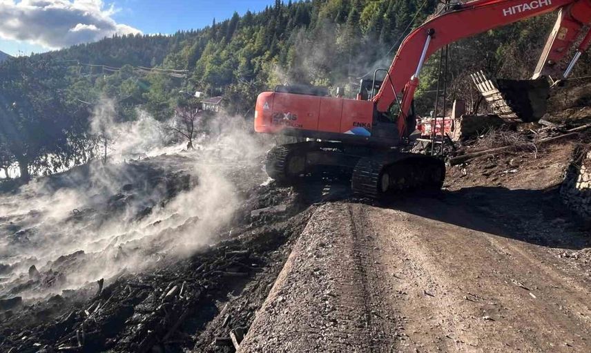 İnebolu'daki yangında küle dönen evler için enkaz kaldırma çalışmaları devam ediyor