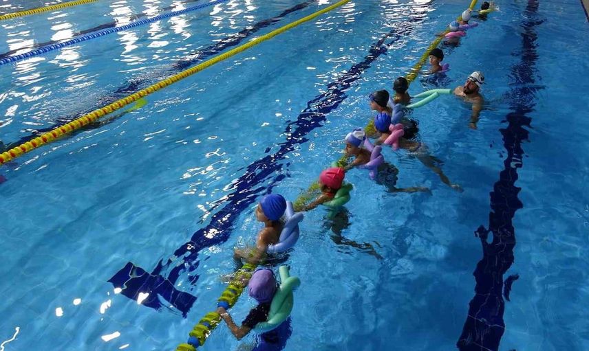 Yüzme havuzunda geleceğin sporcuları yetişiyor