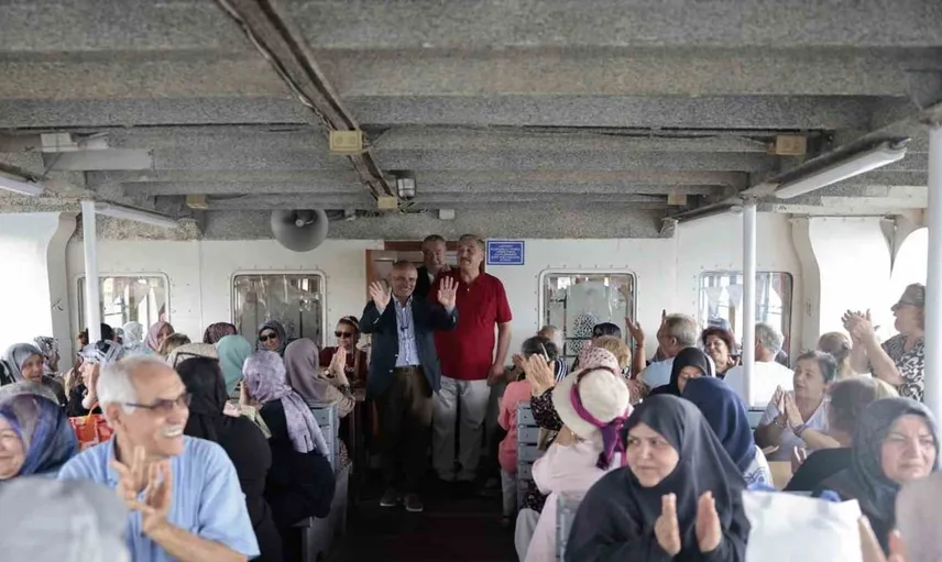 Körfez’de huzurevi sakinleri ve aktif yaşlılar vapurda buluştu