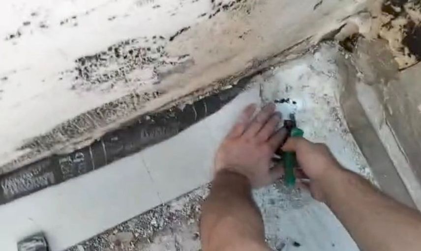 Yağmur giderine sıkışan yavru kedi itfaiye ekipleri tarafından kurtarıldı