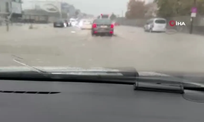 İstanbul'da yağan yağmur sonrası yollar felç oldu