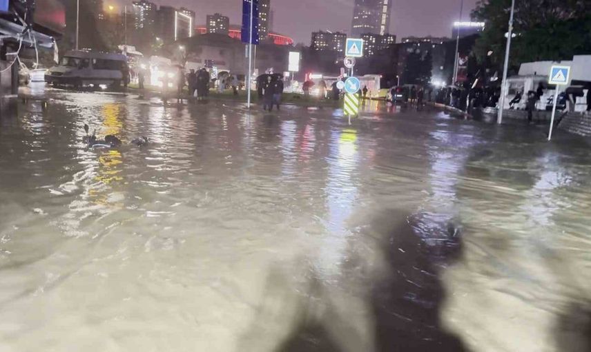 Ayazağa’da şiddetli yağış sonrası kurtarma operasyonu: Traktörlerle tahliye yapıldı