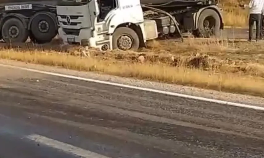 Siirt'te çakıllar tırı yoldan çıkardı, sürücüya yaralanmadan kurtuldu