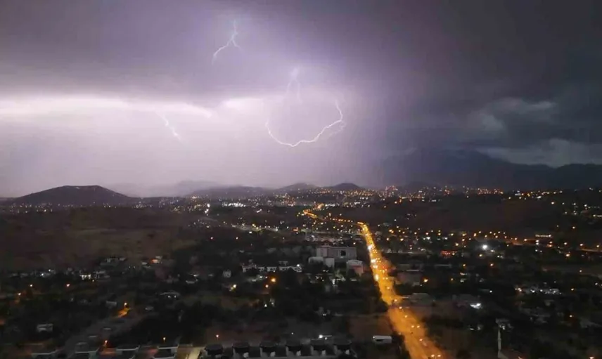 Kayseri'de şimşekler geceyi aydınlattı ve görsel şölen sundu