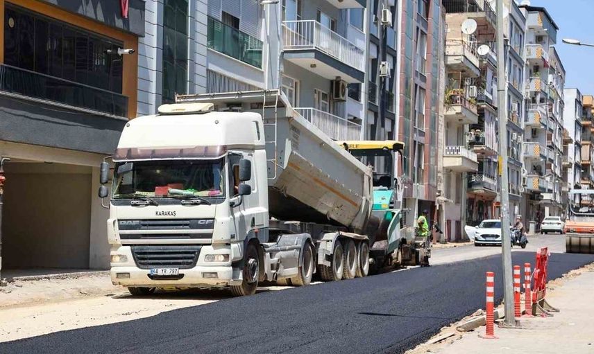 Efeler Belediyesi, Albayrak Caddesi’nde asfalt yenileme çalışmaları başlattı