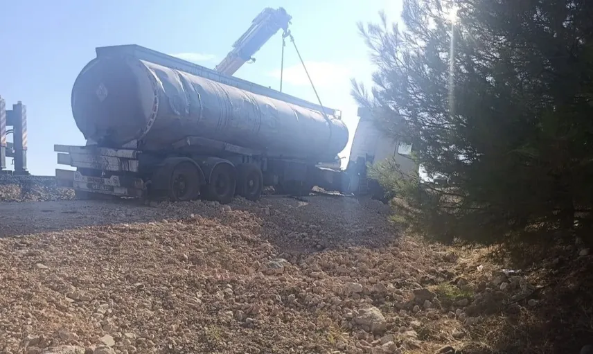 Gaziantep'te gelin konvoyuna çarpmamak için manevra yapan tanker ormanlık alana savruldu