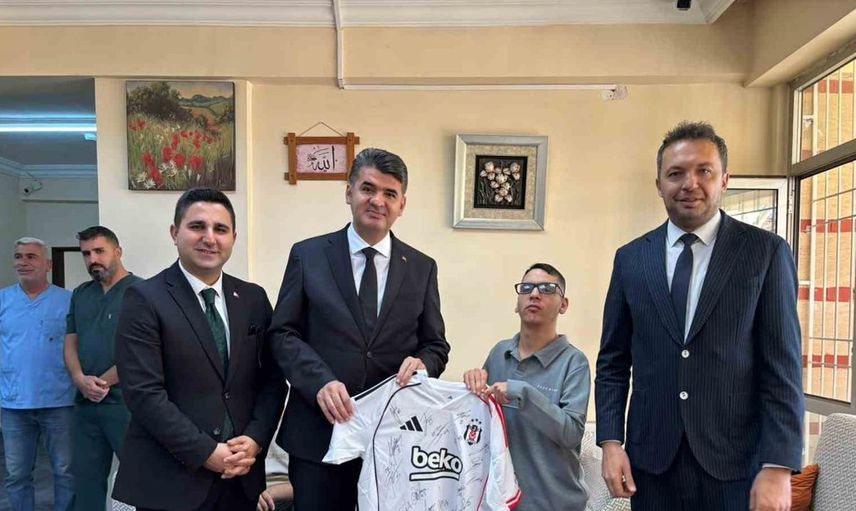 Kilis’te Beşiktaş hayranı Metin’e özel forma hediyesi