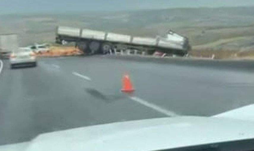 Diyarbakır'da tır devrildi: Bir kişi hastaneye kaldırıldı