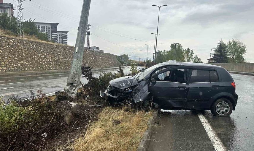 Kastamonu'da su birikintisine kapılan araç, aydınlatma direğine çarptı: 3 yaralı
