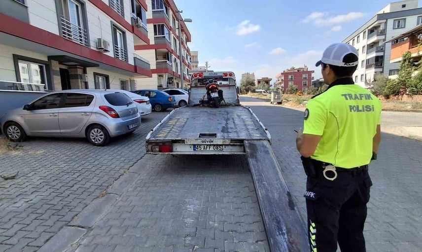 Turgutlu'da motosikletle akrobatik hareket yapan sürücüye ceza