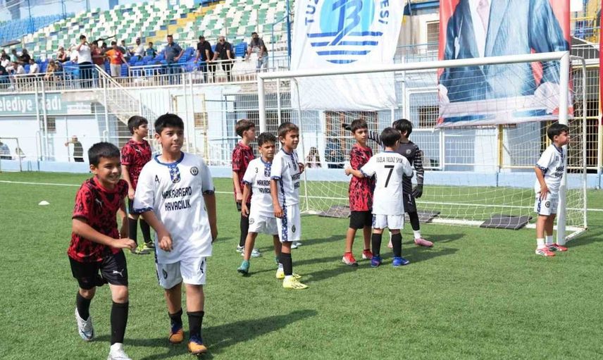 Tuzla’da genç futbolcuların zafer coşkusu: 30 Ağustos U11 Turnuvası sonuçlandı
