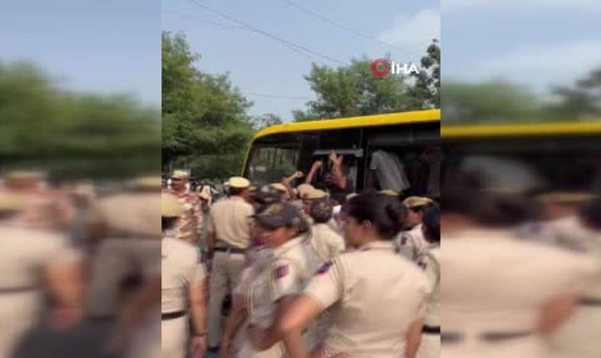 Hindistan'da 'Hamam Böceği' hareketine yönelik geniş çaplı gözaltılar