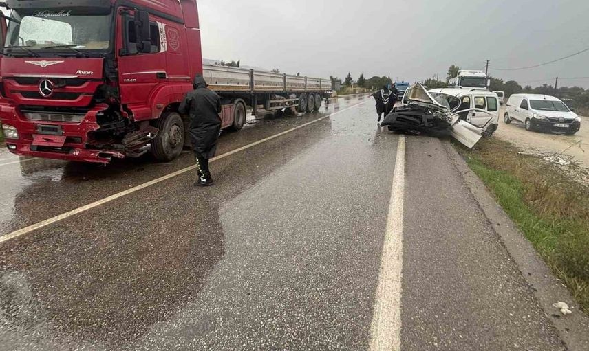 Ödemiş'te tır ve kamyonetin çarpıştığı kazada bir kişi hayatını kaybetti