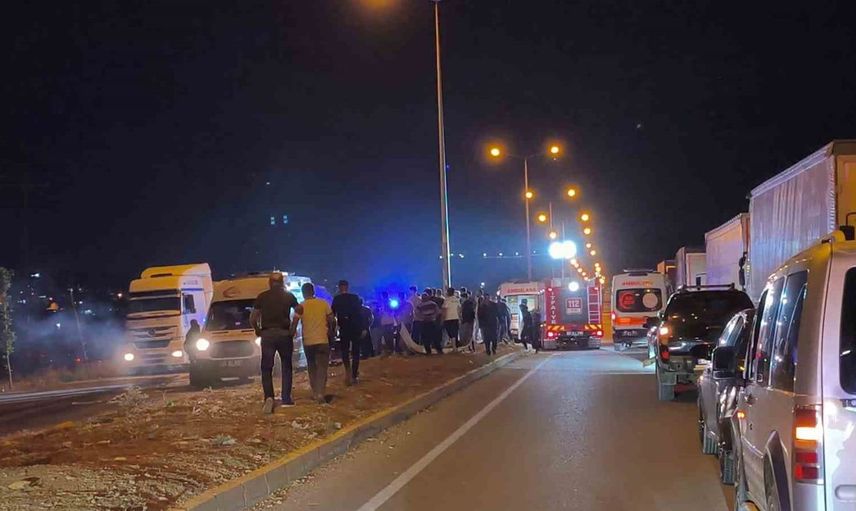Hatay'da takla atan otomobilin iki tır sürücüsünün üzerine düşmesiyle 6 kişi yaralandı