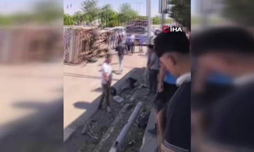 Muş'ta direğe çarpan kamyonette 5 kişi yaralandı