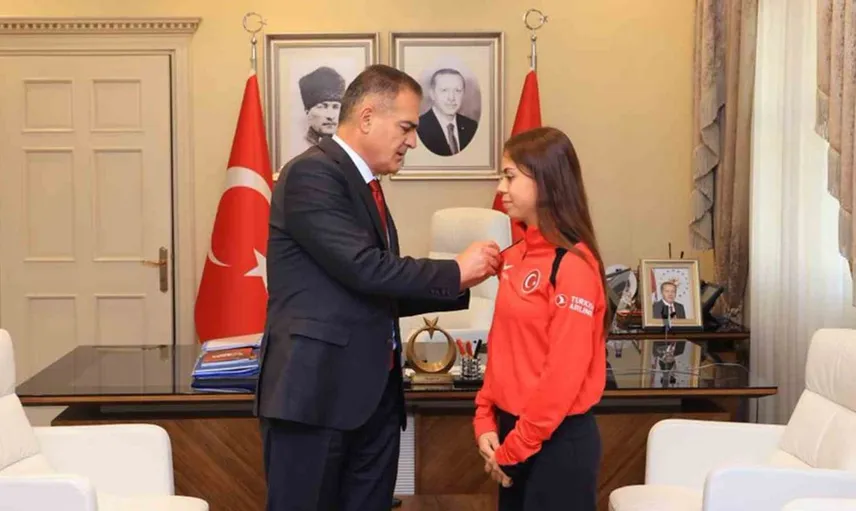 Muğla'nın şampiyon okçuları valiyi ziyaret etti
