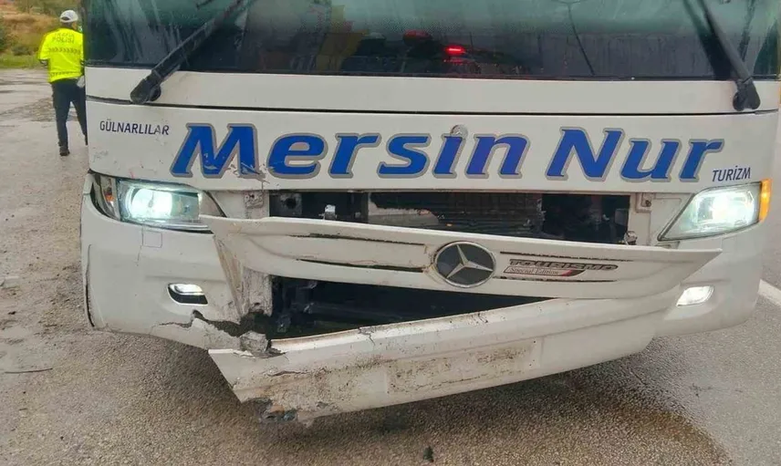 Burdur'da otobüs ve otomobil çarpıştı, yaralılar hastaneye kaldırıldı