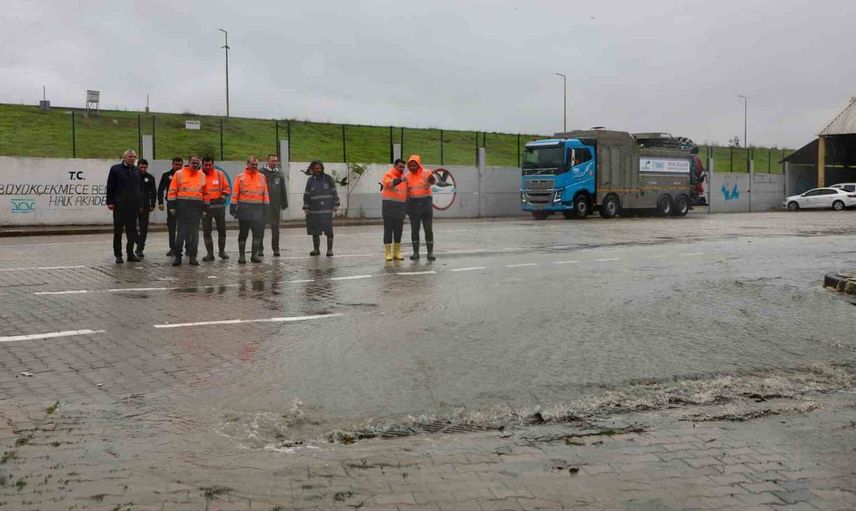Büyükçekmece Belediyesi, sağanak yağışla mücadelede etkin adımlar atıyor