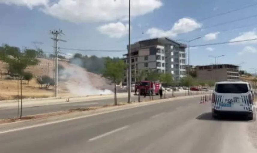 Şırnak'ta yol kenarındaki yangın itfaiye ekiplerinin müdahalesiyle önlendi