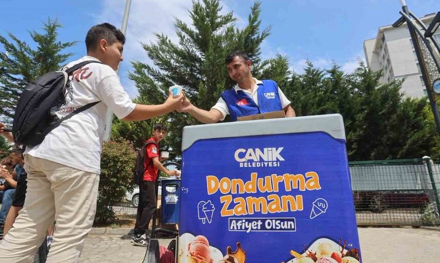 Canik Belediyesi’nden gençlere dondurma ikramı