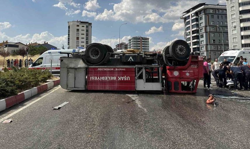 Uşak'ta yangın müdahalesi sırasında itfaiye aracı kaza yaptı: 2 yaralı