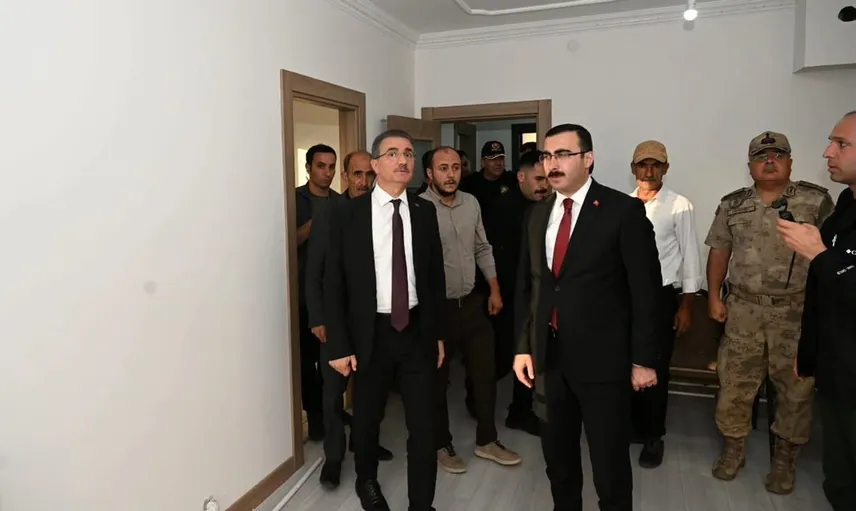 Vali baruş, çat'taki deprem konutlarını yerinde inceledi