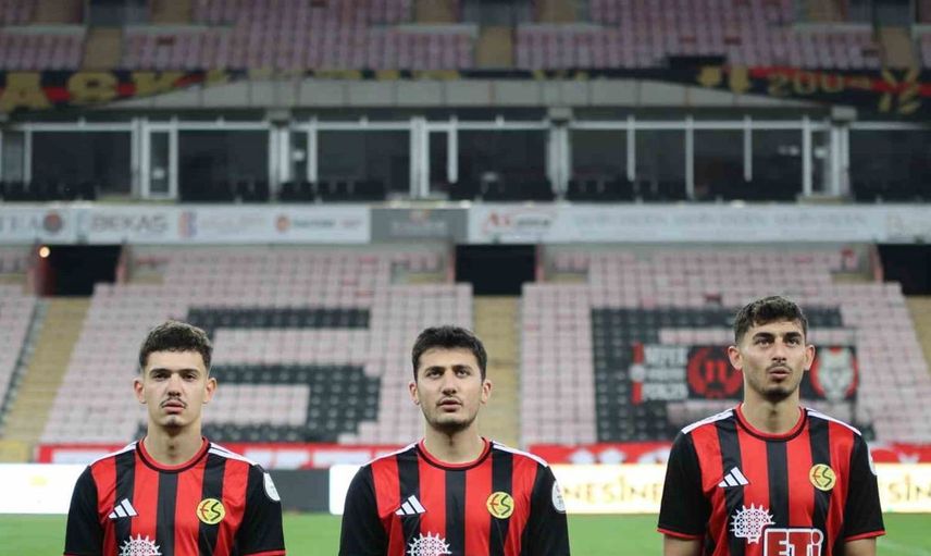 Eskişehirspor'un ev sahibi olduğu maçta tribünler sessiz kaldı