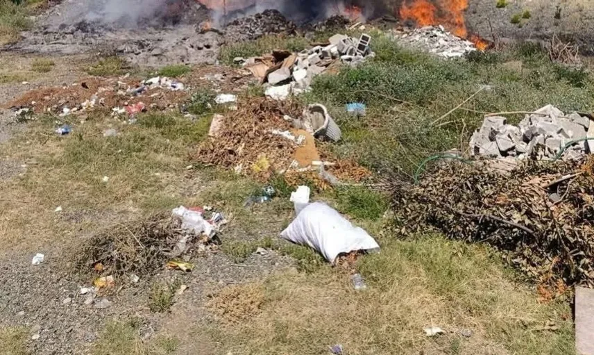 Erzin'de çöplük yangını büyümeden kontrol altına alındı