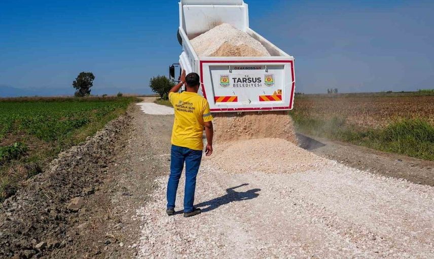 Tarsus'ta yolların bakımıyla tarımsal ulaşım güçlendiriliyor