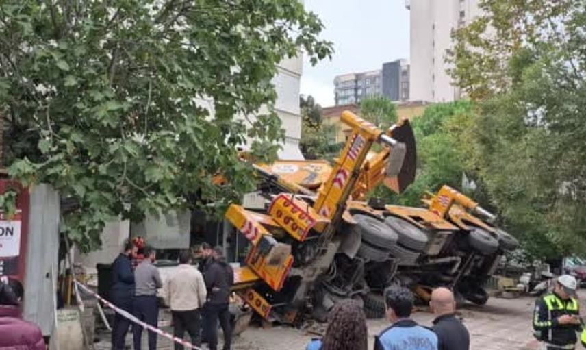 Kadıköy’de inşaat vinci devrildi, binanın girişine çarptı