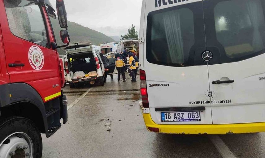 Bursa'da yolcu minibüsü ile otomobil çarpıştı: 1 ölü, 10 yaralı