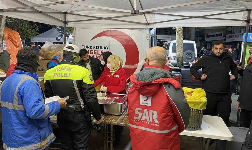 Sarıyer'de sel yaraları sarılıyor: Afetzedelere yemek dağıtımı sürüyor