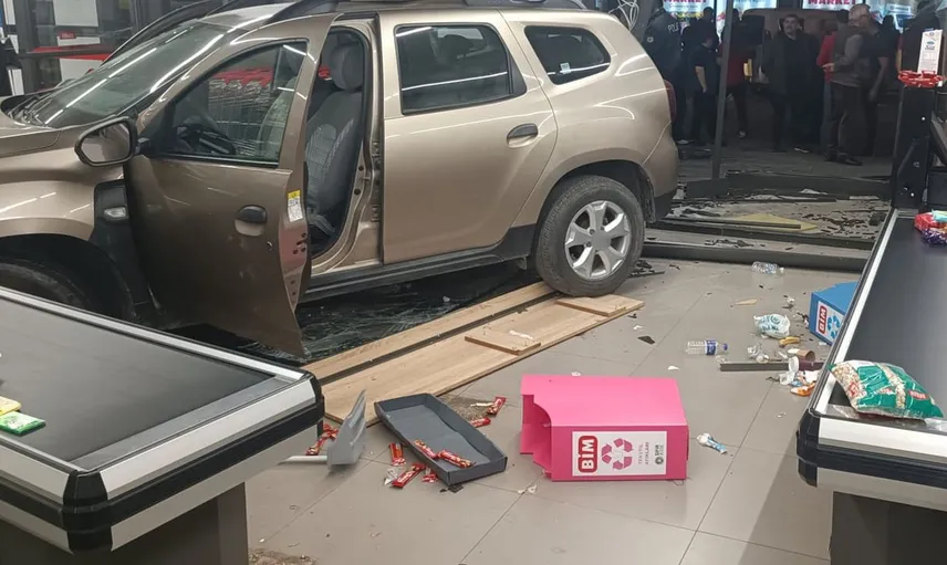 Market alışverişindeki talihsiz kaza: 81 yaşındaki sürücü park etmek isterken içeri girdi
