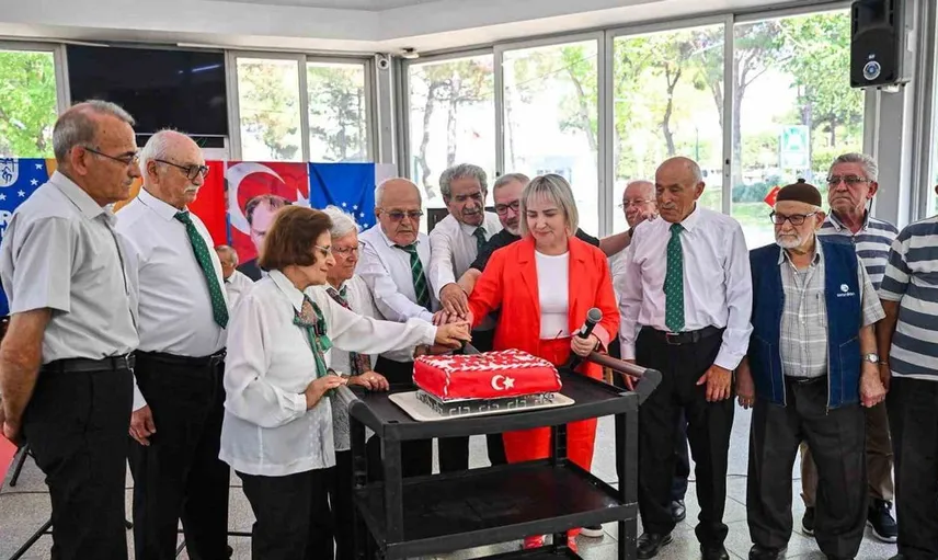 Bursa'da huzurevi sakinleri 30 Ağustos zafer bayramı coşkusunu yaşadı