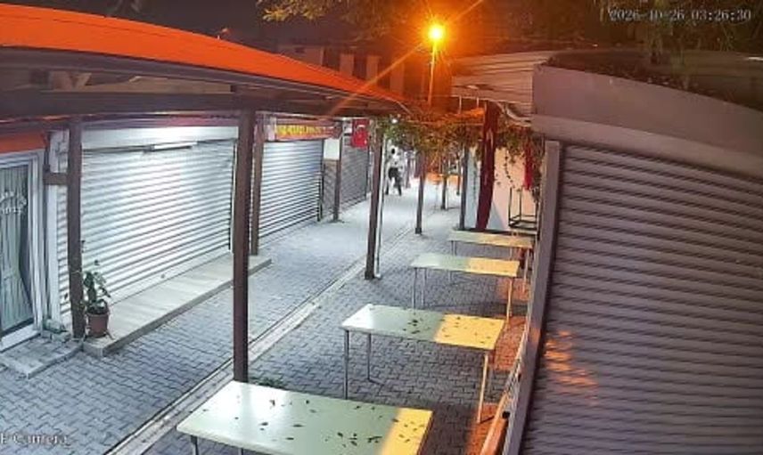 Bankanın camını kırıp boş dönen hırsızın ilginç anları güvenlik kameralarında