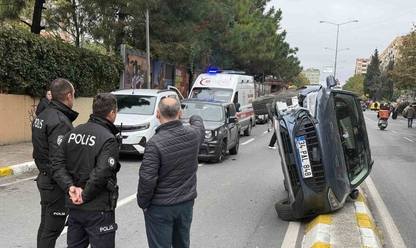 Beylikdüzü'nde çarpışan araç yan yatarak kazaya sebep oldu