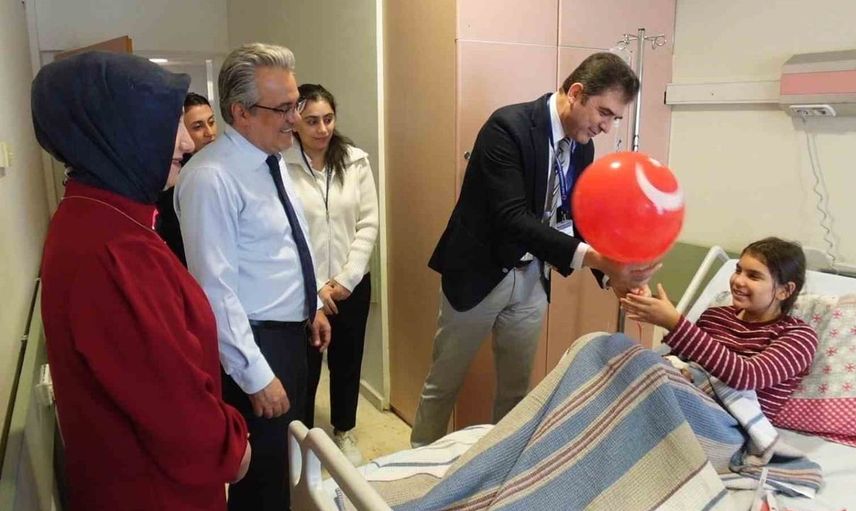 Cumhuriyet Bayramı coşkusu minik hastalarla buluştu