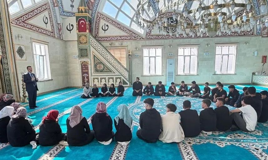 Selendi'de gençler birlik olmak için cami çatısında buluştu