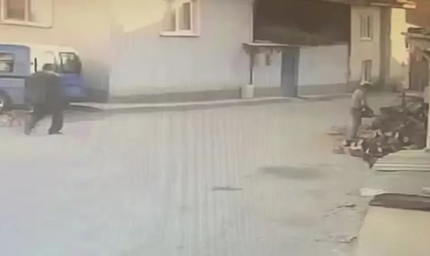 Yolda hızla kaçan yaşlı adamın panik anı: Motorlu testere ile korkutuldu